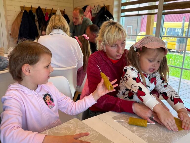 „kodėlčiukai“ svečiuose pas bitininkus